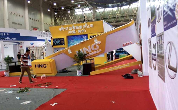 展臺倒塌 展臺倒塌